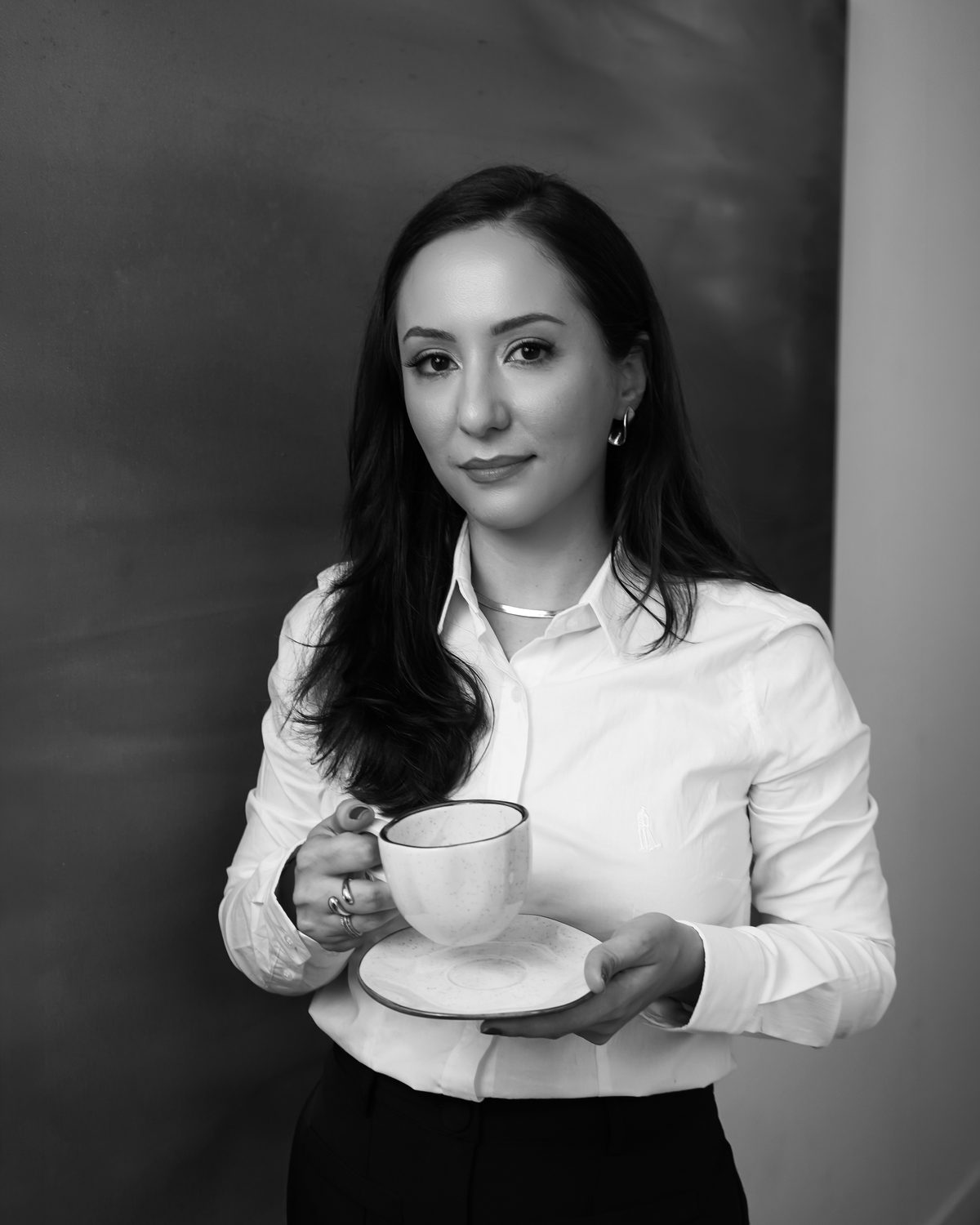 Giovana Bergara em atendimento no escritório da Migrara